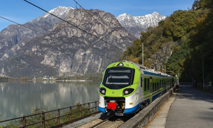 Al mare e ai laghi coi treni di Trenord: al via dal weekend di Pasqua le nuove corse per la primavera e l’estate