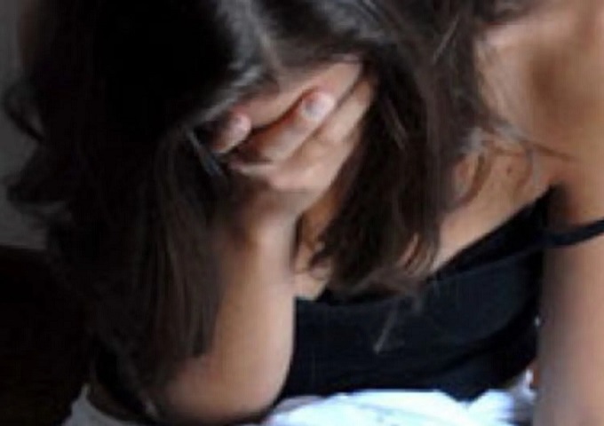 Violenta una ragazza conosciuta in discoteca e poi l’abbandona su una panchina in stato confusionale: arrestato 23enne