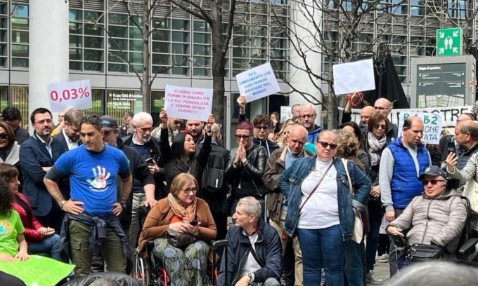 Si allarga la protesta contro i tagli alla disabilità: Aisla domani davanti al Pirellone con oltre 30 associazioni
