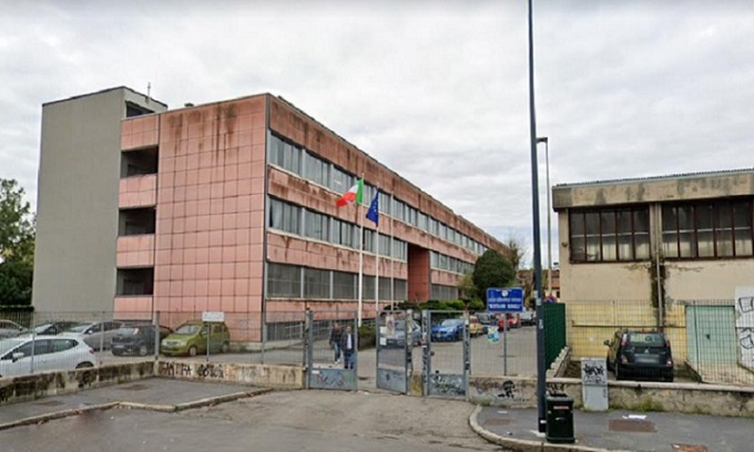 Studente si presenta al liceo armato di coltello chiedendo di una professoressa: due docenti provano a fermarlo ma lui li prende a pugni