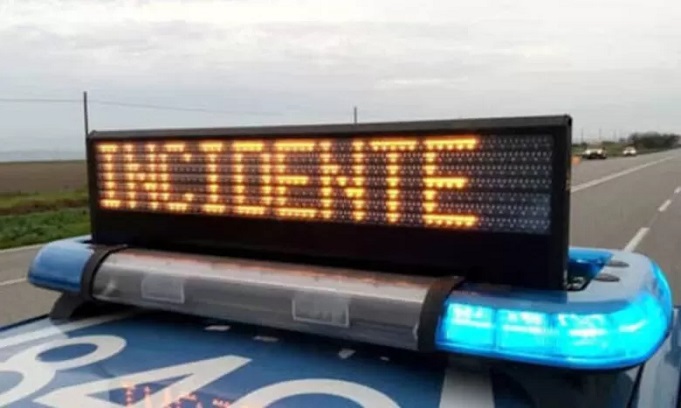 Scontro tra quattro auto sulla tangenziale Ovest: 13 feriti, una giovane è gravissima
