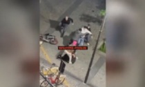 Branco di giovani pesta violentemente un 20enne nella zona della movida milanese