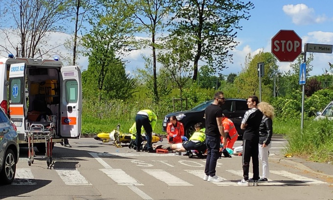 Violento scontro fra auto e moto: muore il motociclista, un ragazzo di 20 anni