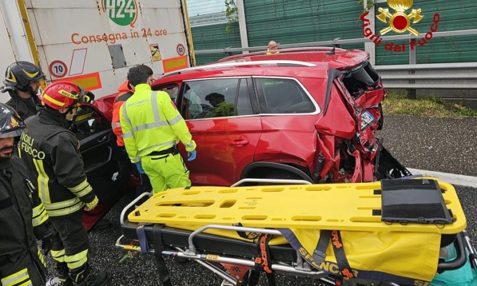 Incidente sulla A1: coinvolto un mezzo pesante. Due feriti e traffico paralizzato