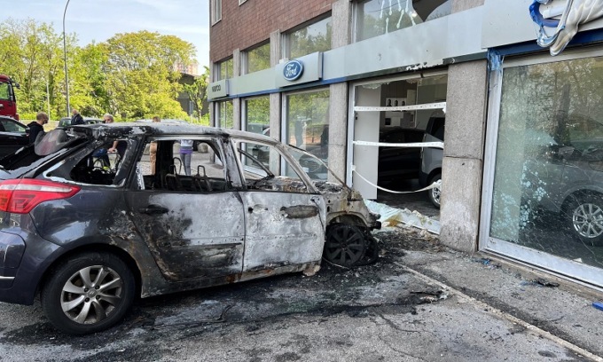 Incendio a Corsico: 49enne appicca il fuoco a un’auto. Le fiamme raggiungono anche una vetrina