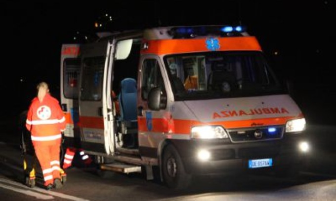 Risucchiato nel compattatore dei rifiuti: 23enne morto stritolato a Cusago