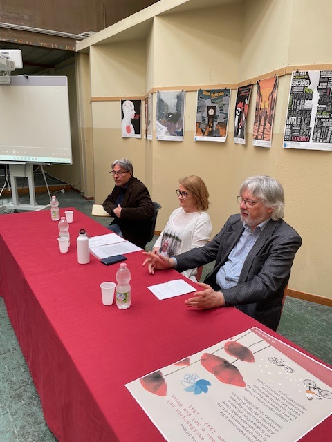 i docenti Giorgio Ginelli e Aldo Guastafierro e al centro la preside Maria Vittora Amantea