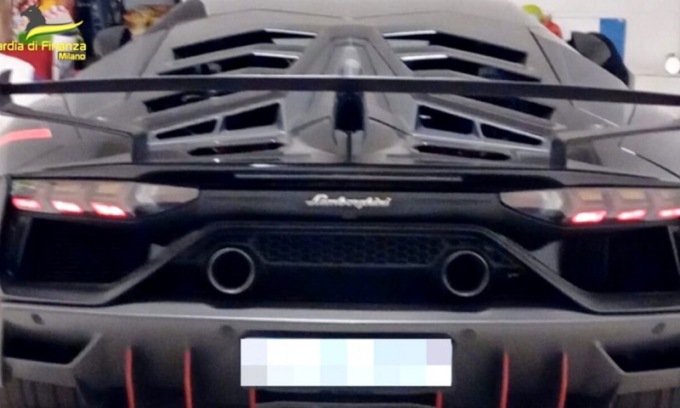 Imprenditore di un’azienda di trasporti creava inesistenti crediti fiscali: arrestato e sequestrata una Lamborghini