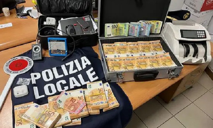 Truffavano gli esami per la patente: l’indagine della polizia locale a Chinatown scopre 30 neopatentati coinvolti