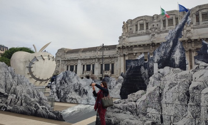 Nel primo giorno della Design Week l’installazione in Stazione Centrale conquista i passanti con foto e selfie