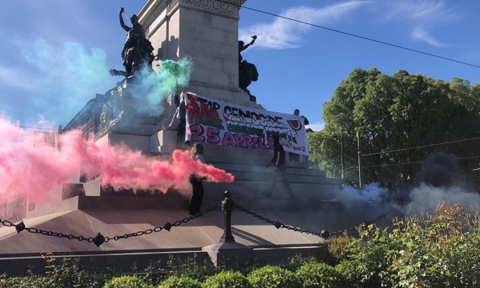 Gli studenti di Fridays for Future tornano in piazza a Milano con lo striscione “stop genocidio in Palestina”