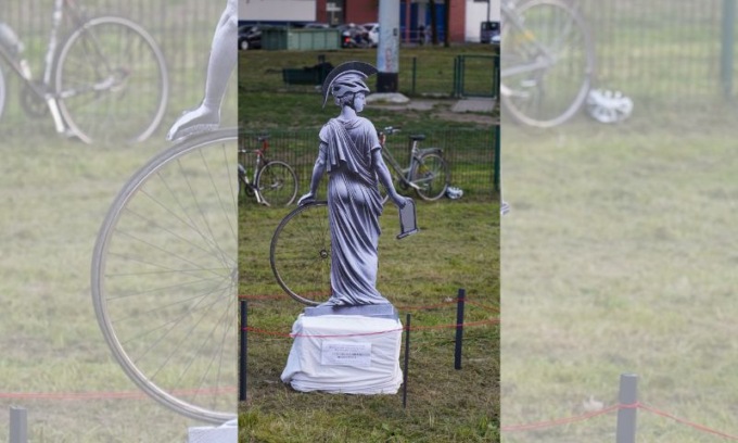 Ponte Ghisolfa, inaugurata la statua “Ciclisti Resistenti Urbani”