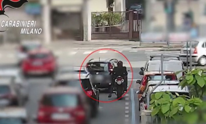 Vendevano ricambi auto rubati: arrestati un carrozziere e il suo complice