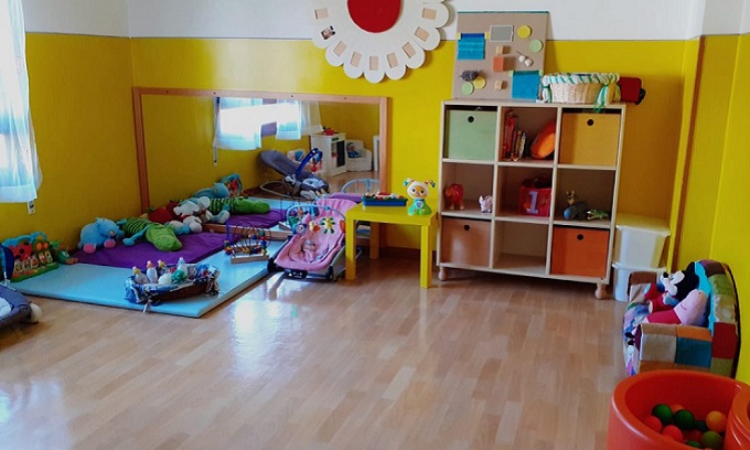 Arrestato un maestro d’asilo per abusi sessuali su quattro bambine