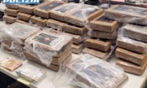 Spaccio di droga, nascondevano 45 chili di cocaina in auto: in arresto due uomini e una donna 24enne