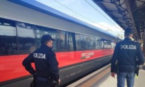Ruba il portafoglio sul treno a un turista: la moglie la insegue e la fa arrestare