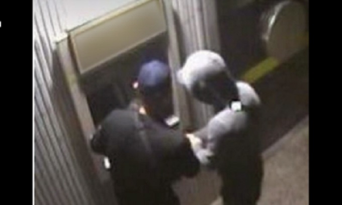 Rubano un bancomat ad un anziano e prelevano allo sportello Atm: beccati da un carabiniere fuori servizio