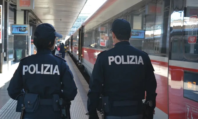 Egiziano di 36 anni dà in escandescenze alla stazione Centrale e aggredisce gli agenti che gli sparano
