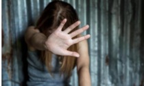 Violenza di gruppo fuori da una discoteca di corso Como: la denuncia di una 21enne
