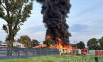 Vasto incendio nel parcheggio roulotte di Via Chiesa Rossa: venti mezzi coinvolti