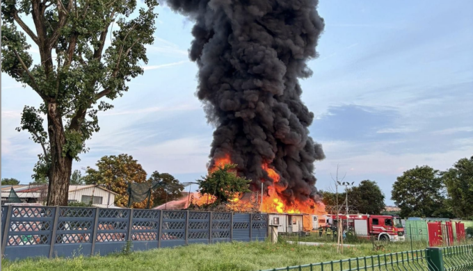 Vasto incendio nel parcheggio roulotte di Via Chiesa Rossa: venti mezzi coinvolti
