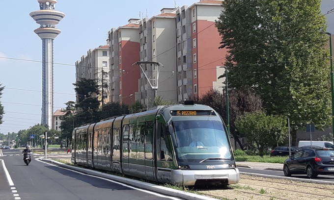 Atti osceni alla fermata del tram: ubriaco denunciato e trovato con 40 dosi di droga