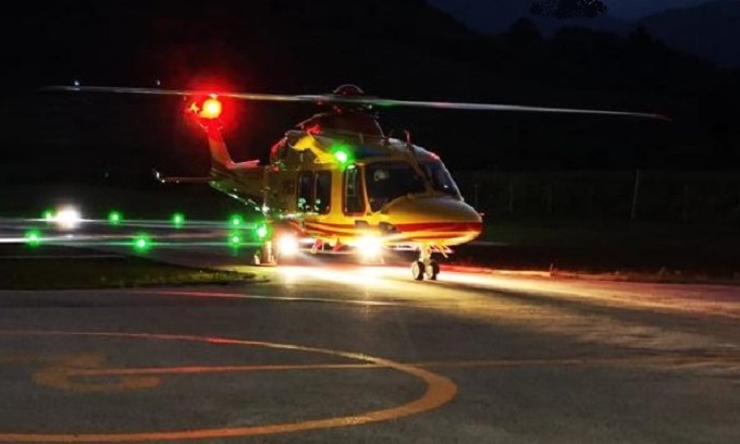 Scontro tra due auto sulla tangenziale Ovest: cinque giovani feriti, 19enne in condizioni gravissime