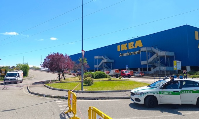 Fuga di gas fuori dall’Ikea di Corsico: tecnici in azione e chiuso il ponte di via Marchesi
