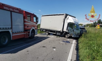 Scontro tra camion e furgone: una persona morta e una gravemente ferita