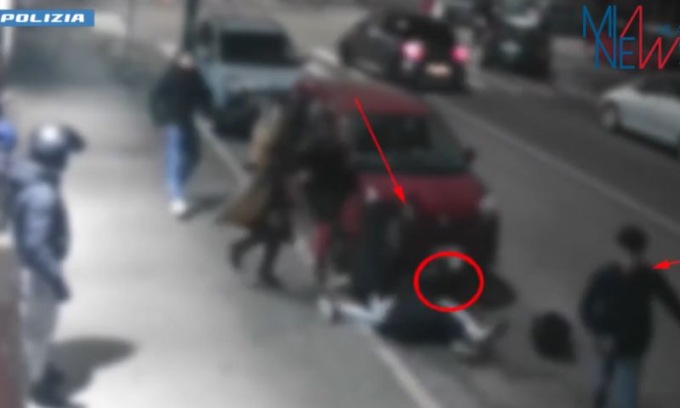 Difende una ragazza vittima di violenza e lo aggrediscono in gruppo
