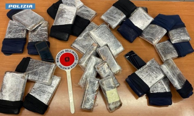 Droga nascosta in un pullman in arrivo dall’Albania