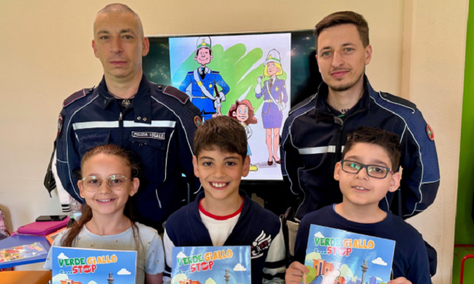 “Verde, giallo e… stop”, la guida all’educazione stradale consegnata agli alunni delle scuole primarie di Rozzano