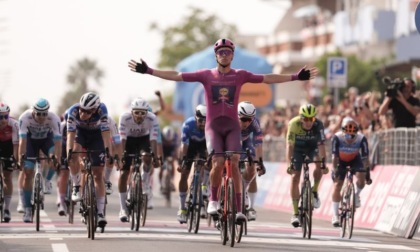 Milan sfreccia e vince l'undicesima tappa del Giro