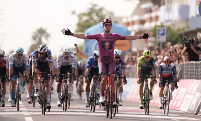 Milan sfreccia e vince l’undicesima tappa del Giro