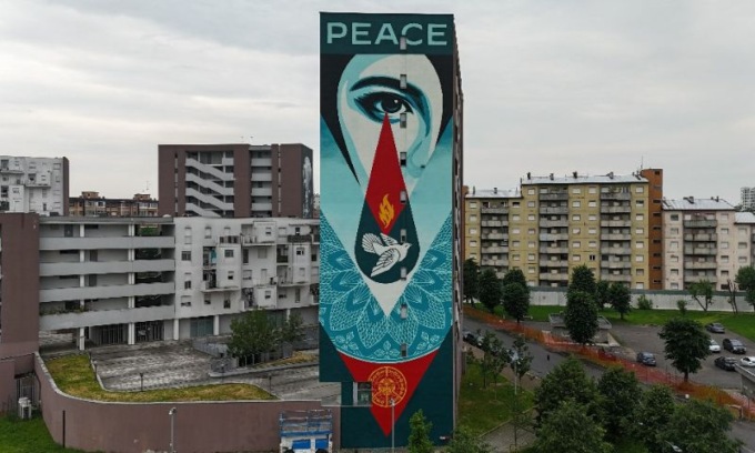 Inaugurato a Milano il murale di Shepard Fairey “Obey”: è il primo in Italia