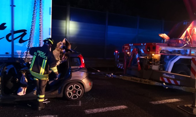 Auto finisce sotto un tir in A9: 24enne perde la vita
