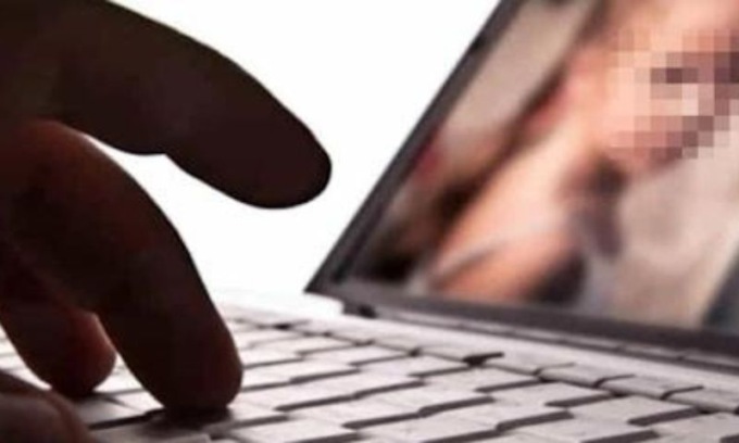 Adescava minori sui social e li costringeva a registrare video hot