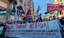 Corteo pro Palestina a Milano, gli studenti si accampano con le tende davanti al Politecnico