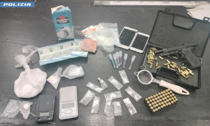 Fugge all’alt della polizia e getta la cocaina mentre scappa: arrestato 44enne