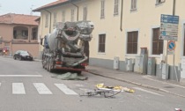 72enne in bicicletta investito da una betoniera: cade e muore sul colpo