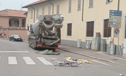 72enne in bicicletta investito da una betoniera: cade e muore sul colpo