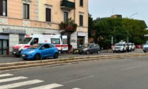 Apre lo sportello dell'auto e colpisce una donna alla guida di uno scooter: ferita 59enne