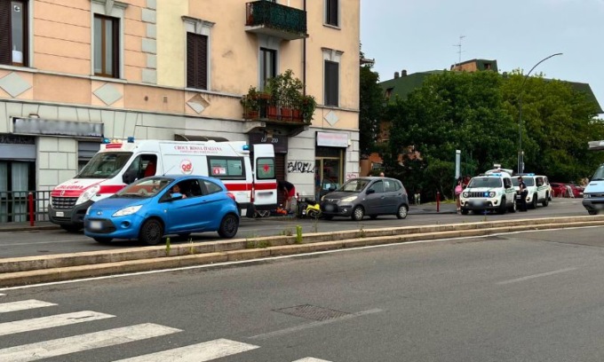 Apre lo sportello dell’auto e colpisce una donna alla guida di uno scooter: ferita 59enne