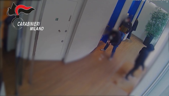 Rubavano il denaro appena prelevato al bancomat, vittime gli anziani: 10 arresti