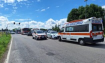 Scontro frontale fra due auto sulla provinciale che collega Abbiategrasso a Milano: due feriti