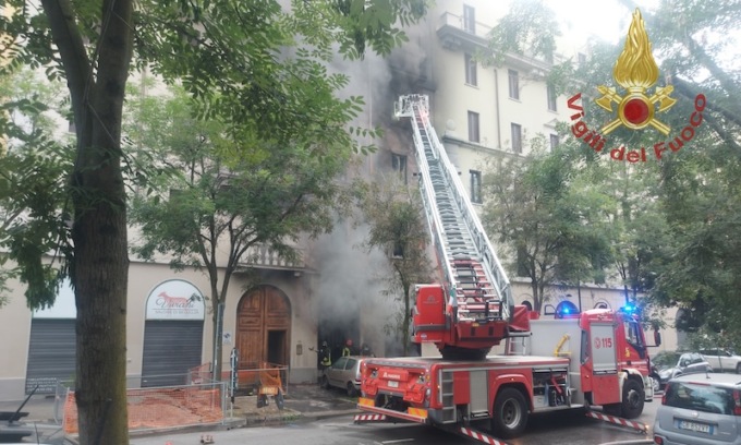 Spaventoso incendio si propaga da un’autorimessa a Milano: tre morti e diversi feriti
