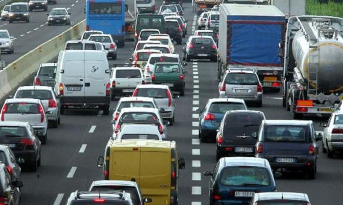 Code chilometriche sull’autostrada A8 per un incidente che ha coinvolto 4 auto: traffico in tilt, file di 5 km verso Milano