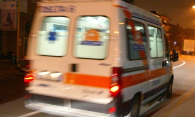 Operatore di carro attrezzi muore travolto mentre cerca di recuperare un’altra auto