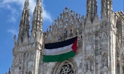 Sulla facciata del Duomo spunta la bandiera della Palestina