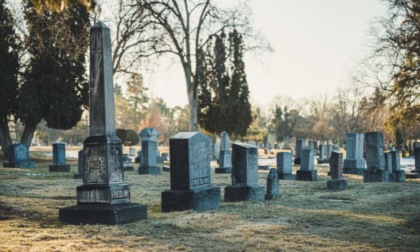 Rubavano di notte nei cimiteri francesi: arrestata la macabra banda